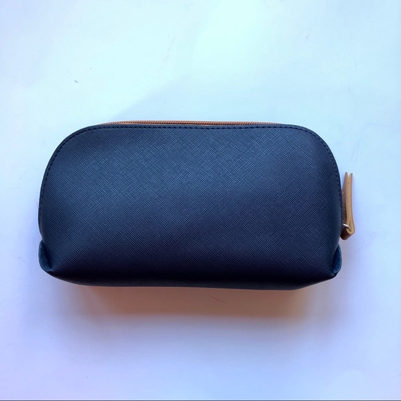 Brand new Lufthansa Business Class amenity kit - Picture 3 of 3